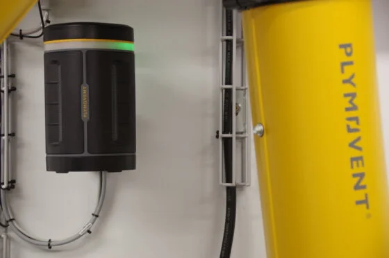 Plymovent Punktabsaugung kombiniert mit AeroGuard Luftqualitätsüberwachung in einer gekapselten Laserschweisszelle